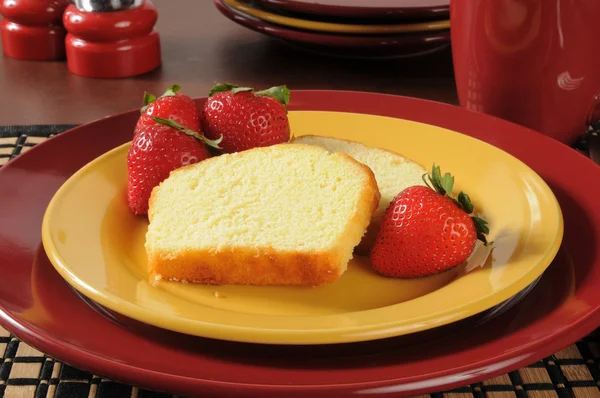 Pound cake with strawberries — Stock Photo, Image