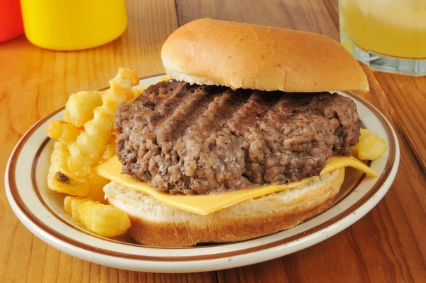 Doma vařené cheeseburger — Stock fotografie