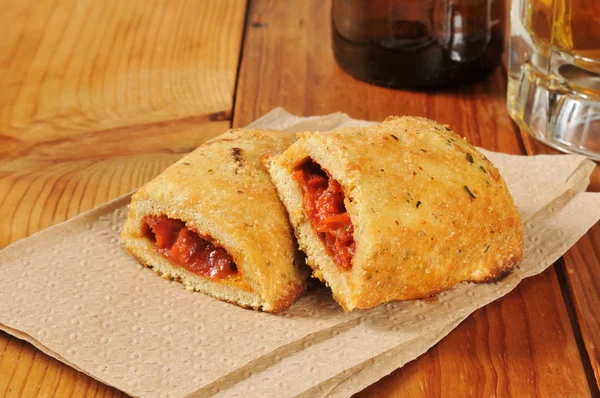 Min calzones ve bira — Stok fotoğraf