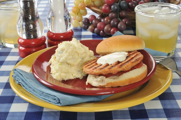 Hamburger di salmone e insalata di patate — Foto Stock