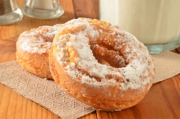 Kuchen Donuts und Milch — Stockfoto