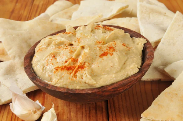 Humus ve pita ekmeği — Stok fotoğraf