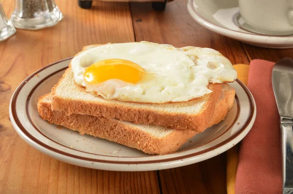 Jajko sadzone na grzance — Zdjęcie stockowe
