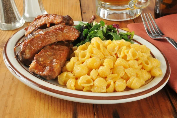 Costelas grelhadas com macarrão e queijo — Fotografia de Stock