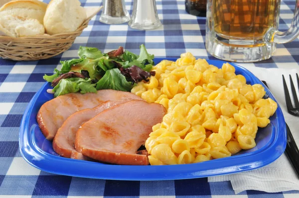 Gegrilde ham met macaroni en kaas — Stockfoto