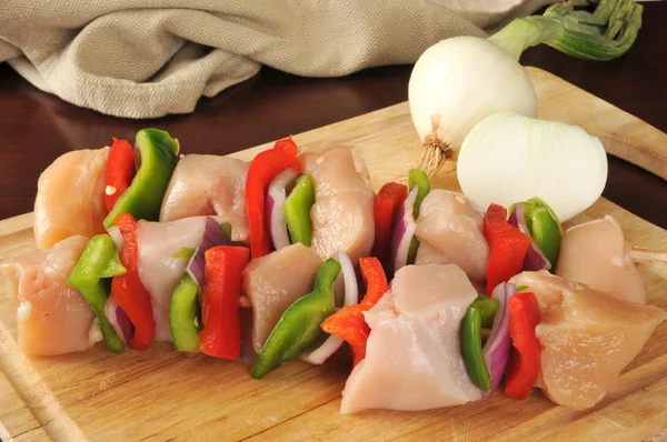 Brochetas de pollo crudas — Foto de Stock