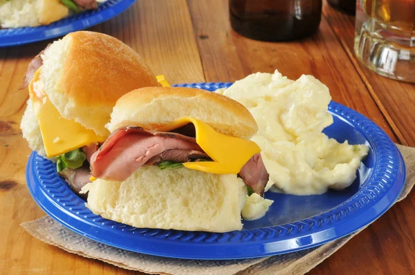 Roast beef sliders and beer — Stock Photo, Image