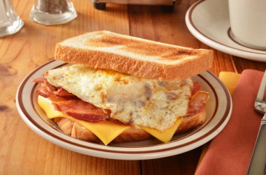 Pastırmalı yumurta ve peynir sandviç