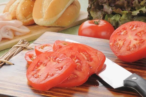 Sliced tomato and sandwich fixings — Stock Photo, Image