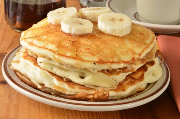 Rumah memasak pancake dengan pisang — Stok Foto