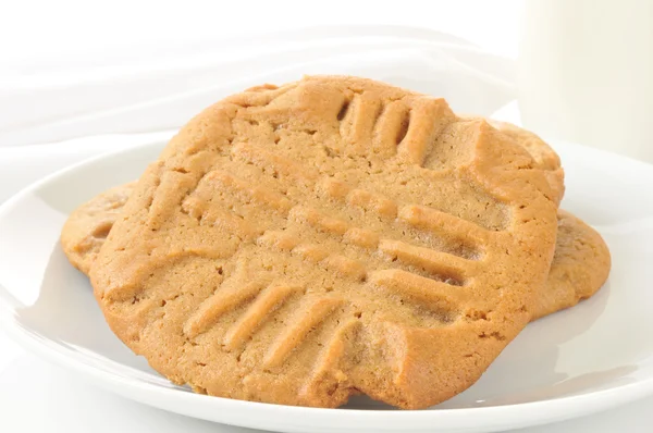 Biscuits au beurre d'arachide et lait — Photo