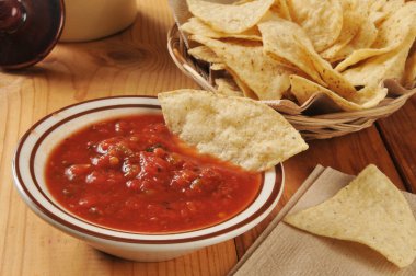 tortilla cips ve salsa