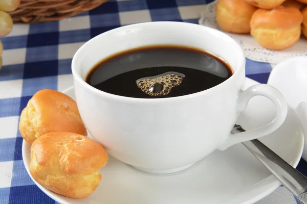 Koffie en room soesjes — Stockfoto