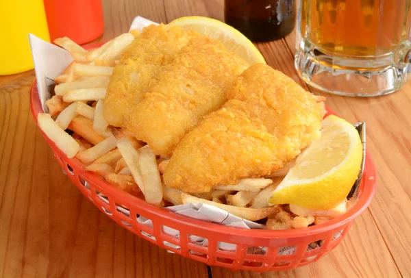 Peixes e batatas fritas no jornal — Fotografia de Stock