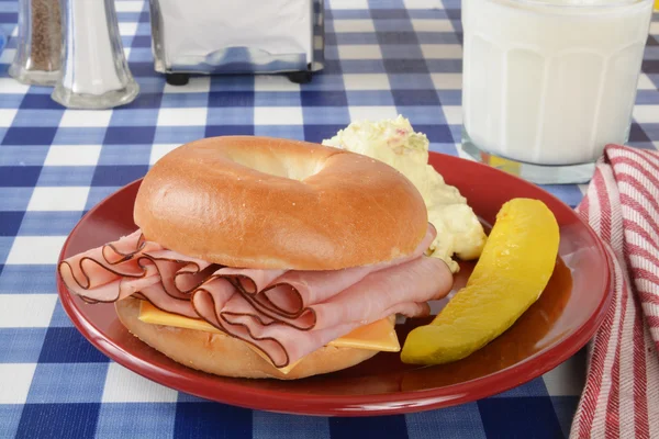 Ham en kaas sandwich op een bagel — Stockfoto