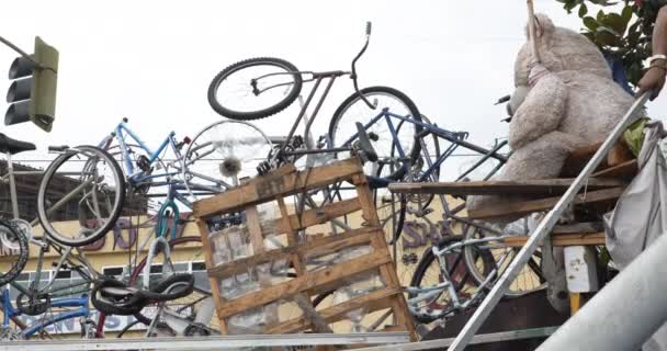 2021年10月1日 美国加利福尼亚州洛杉矶 一群垃圾自行车在一个无家可归的营地里引起了人们的注意 — 图库视频影像