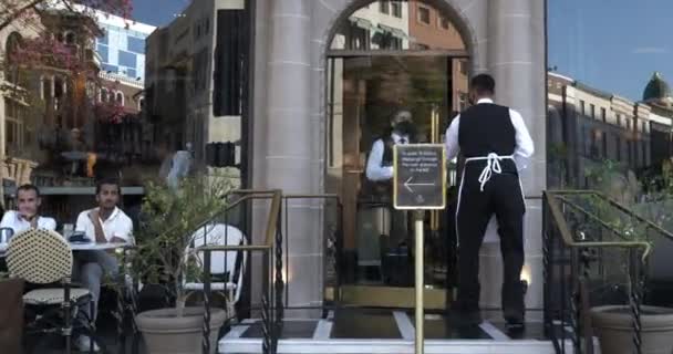 カリフォルニア州ビバリーヒルズ 9月7日 2021年 ビバリー ウィルシャー ホテルのパティオダイニングエリア プリティ ウーマン ホテルとしても知られる — ストック動画