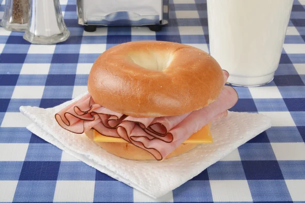 Ham en kaas sandwich op een bagel — Stockfoto