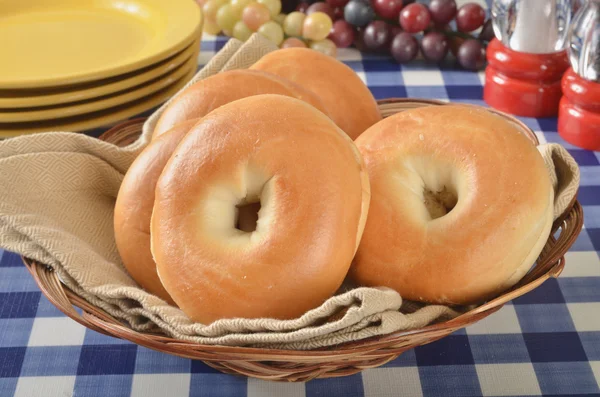 Korb mit frischen Bagels — Stockfoto