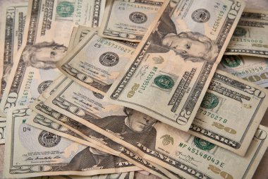 Büyük miktarda 20 dolarlık banknotlar bir masanın üzerine yayılmış. Para veya para birimi