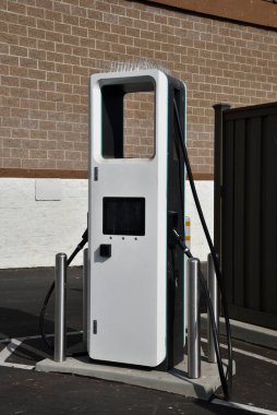 Şehirdeki bir mağazanın otoparkında elektrikli taşıt şarj istasyonu.