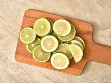 Kesme tahtası manzarasında taze dilimlenmiş limon.