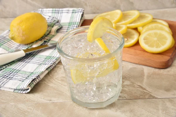 Sparkling Lemon Spritzer Fresh Sliced Lemon Cutting Board — Stock Photo, Image