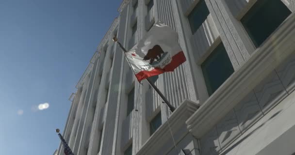 Bandera California Ondeando Antiguo Edificio Ornamentado — Vídeo de stock