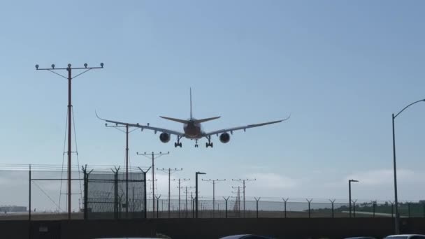 Aereo Reazione Due Motori Atterraggio All Aeroporto Internazionale Los Angeles — Video Stock