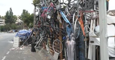 Los Angeles, CA USA - 1 Ekim 2021: Evsizler kampında kaldırım kenarındaki bir çöp yığını bisikletler 