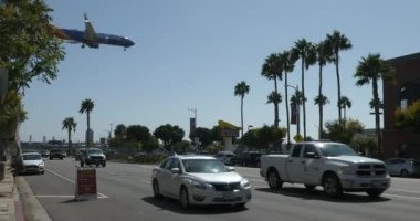 Los Angeles, CA USA - 21 Ağustos 2021: Covid-19 test istasyonları Los Angeles 'ı çevreleyen jet uçakları yavaş çekim için iniyor.