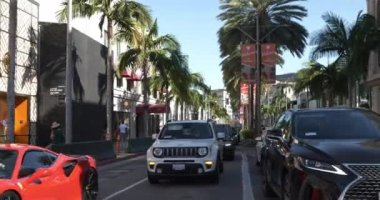 Beverly Hills, CA USA - 7 Eylül. 2021: Iconic Rodeo Drive üst düzey özel mağazalar ve mağazalar boyunca