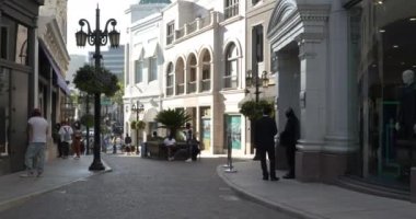Beverly Hills, CA USA - 7 Eylül. 2021: Two Rodeo Drive 'daki Avrupa avlusunda üst düzey perakende mağazalarından alışveriş yapanlar 