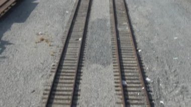 Los Angeles şehir merkezindeki tren yolu boyunca uzanan ikiz izler.