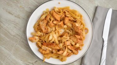Fettuccine Alfredo ile karartılmış tavuk plaka stop hareketinden kayboluyor.