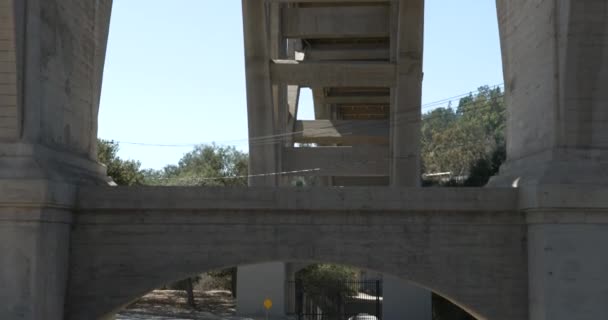 Debajo Los Arcos Del Histórico Puente Colorado Street — Vídeos de Stock