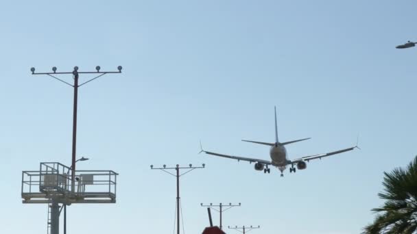ロサンゼルス国際空港での旅客機の着陸 — ストック動画