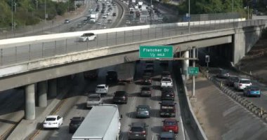 Los Angeles 'a giden 5 numaralı otoyolda trafik sıkışık.