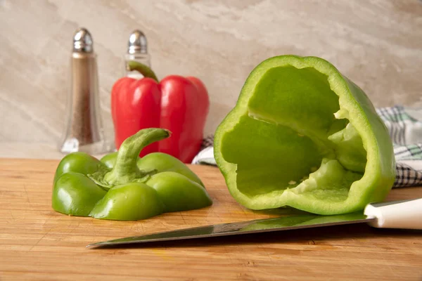 Grüner Paprika Mit Deckel Und Kernen Für Gefüllte Paprika Auf lizenzfreie Stockbilder