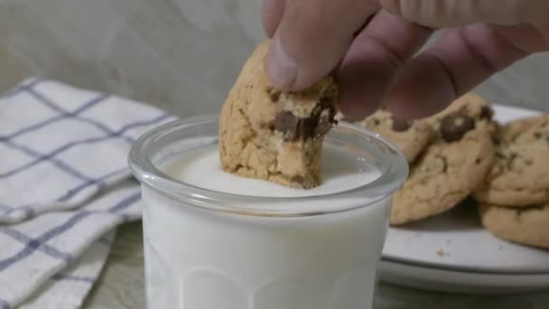 Csokis Sütit Dudálni Egy Pohár Tejbe Közelről — Stock videók