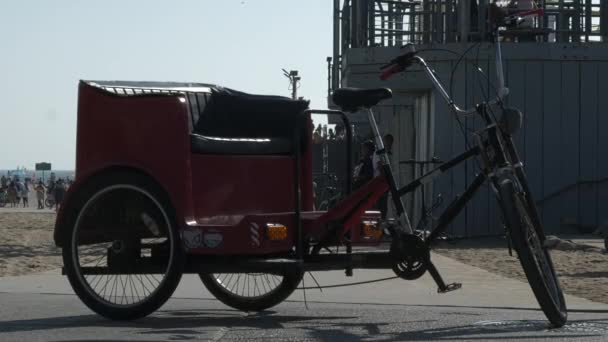 Pedicab Pláži Blízkosti Slavného Mola Santa Monica Letním Odpoledni — Stock video