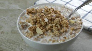 Yavaş çekimde bir kaşık dolusu organik badem gevreği yiyorum.