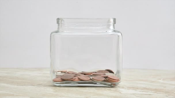 一个装有美国25美分 10美分 五分镍币和便士的玻璃罐 — 图库视频影像
