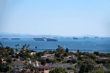 Los Angeles, CA USA - 16 Temmuz 2021: Los Angeles Limanında boşaltmak için denizde bekleyen düzinelerce konteyner gemisi