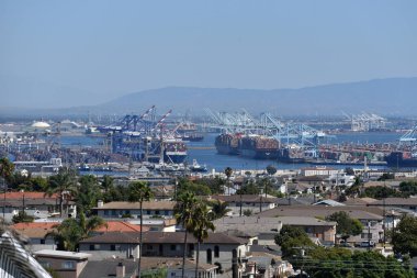 Los Angeles, CA USA - 16 Temmuz 2021: Los Angeles Limanında kargo gemileri boşaltılıyor