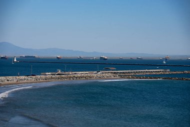 Los Angeles, CA USA - 16 Temmuz 2021: Kargo ve konteynır gemileri Los Angeles Limanı 'ndaki dalgakıranın ötesinde kaldı