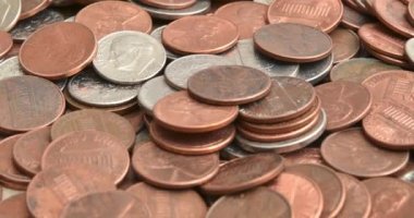 Masada bir yığın Amerikan sikkesi.