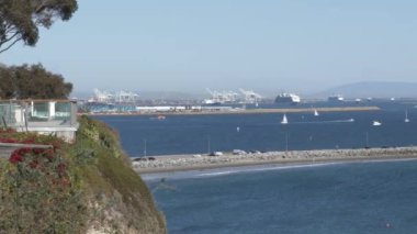 San Pedro California 'daki Batık Şehir heyelan alanı yakınlarındaki uçurumun kenarındaki bir evin avlusu.