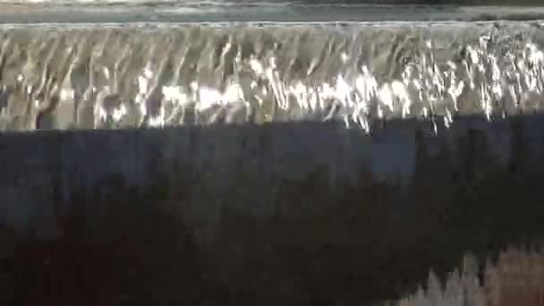 Agua Clara Que Fluye Sobre Borde Una Fuente Piedra — Vídeos de Stock