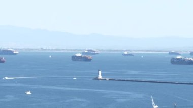 Los Angeles, CA USA - 17 Ekim 2021: Limandaki yoğun birikim sırasında Los Angeles limanına girmek için bekleyen düzinelerce kargo gemisi